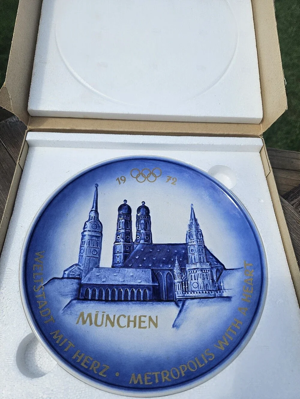 VINTAGE 1972 MUNICH OLYMPICS PLATE GOEBEL GERMANY MUNCHEN 3d EFFECT BLUE W/ BOX